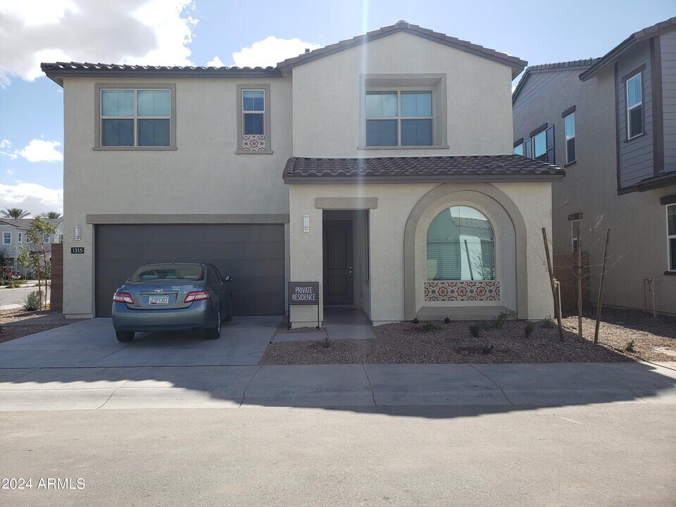 1315 W Crane Dr in Chandler, AZ - Building Photo