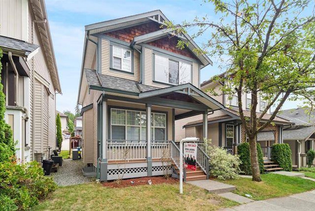 10320 243 St in Maple Ridge, BC - Building Photo