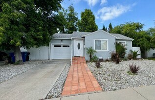 18043 Martha St in Encino, CA - Building Photo