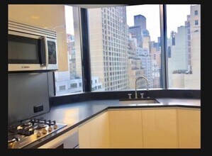 50 United Nations Plaza in New York, NY - Foto de edificio - Building Photo