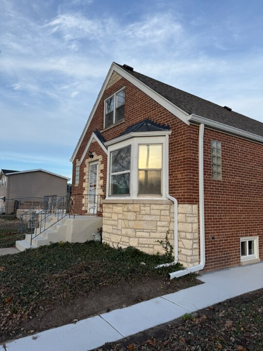 2427 N Erie St in River Grove, IL - Building Photo