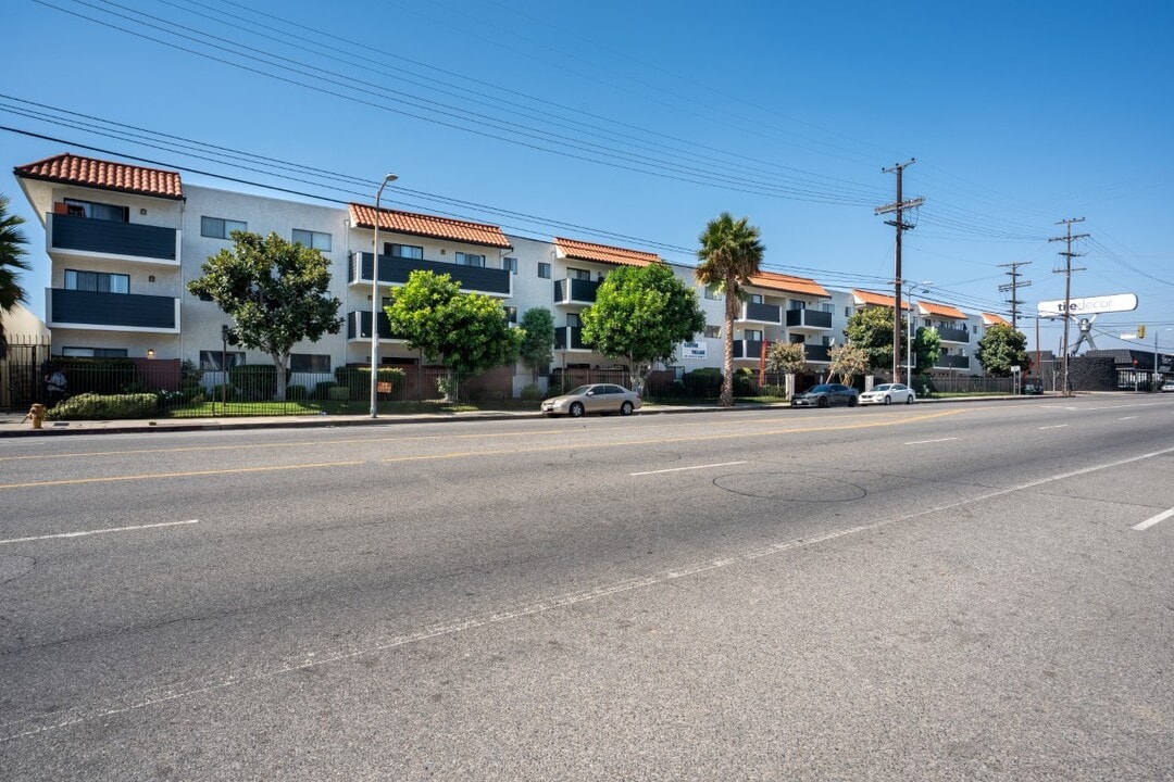 Canyon Village in North Hollywood, CA - Building Photo