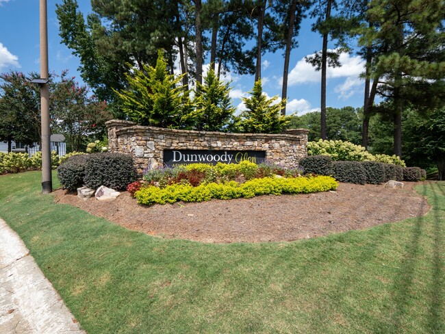 Dunwoody Glen in Atlanta, GA - Building Photo - Building Photo