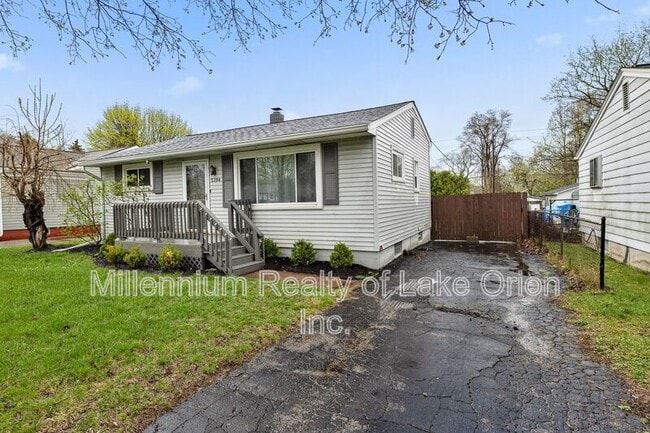 5394 Drayton Rd in Village of Clarkston, MI - Building Photo - Building Photo