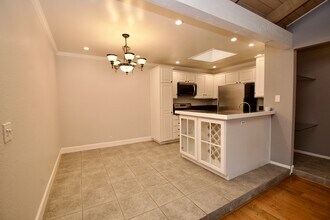 21372 Brookhurst St in Huntington Beach, CA - Building Photo - Building Photo