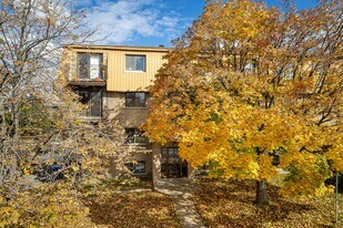 459 Laval Boul in Laval, QC - Building Photo