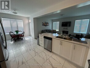 210 Thompson Dr in East Gwillimbury, ON - Building Photo - Building Photo