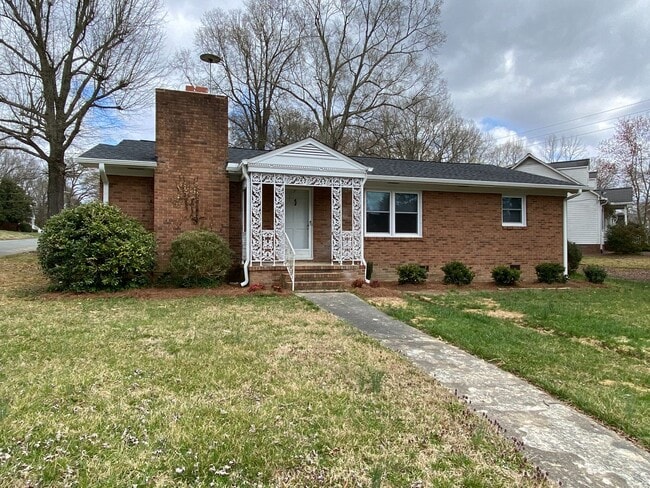 property at 1612 Hawthorne Ln