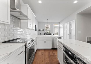 2310 Elizabeth Ml Pl in Charlotte, NC - Building Photo - Building Photo