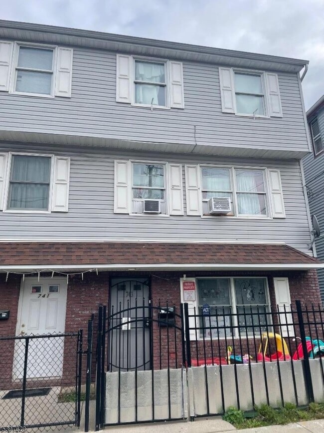 743 E 18th St in Paterson, NJ - Building Photo - Building Photo