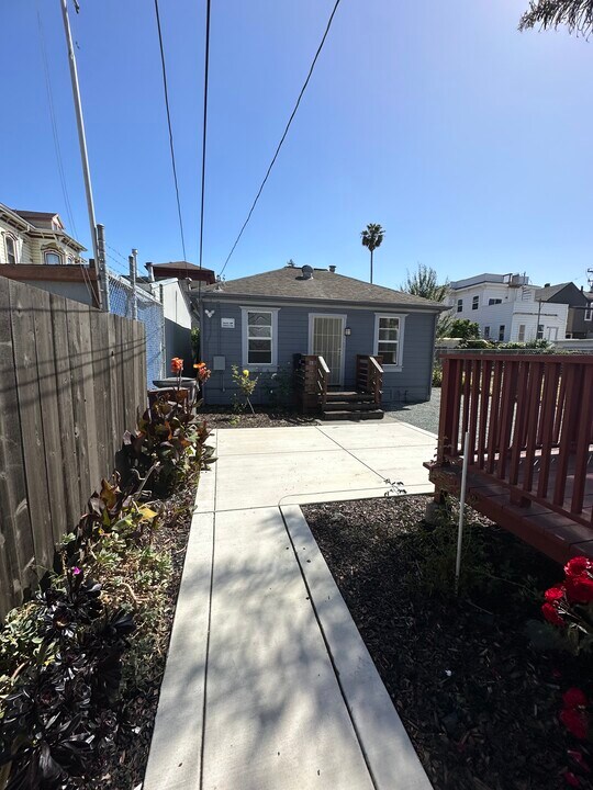 1465 9th St in Oakland, CA - Building Photo