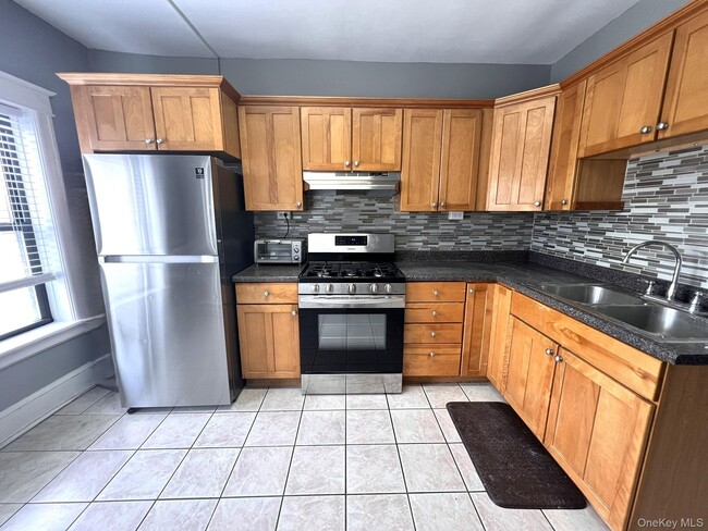 2 Raymond Ave in Poughkeepsie, NY - Building Photo - Building Photo