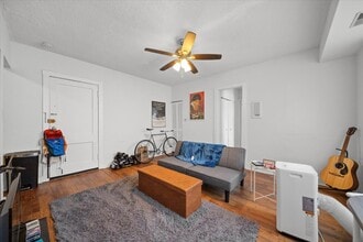 3731 N Pine Grove Ave, Unit 403 in Chicago, IL - Foto de edificio - Building Photo