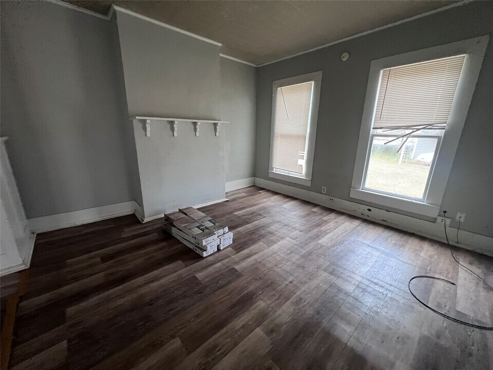 513 W Caney St in Wharton, TX - Foto de edificio