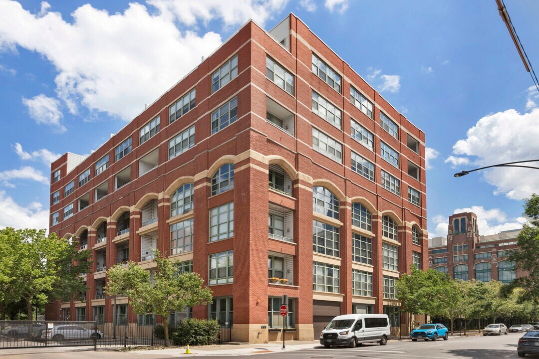 2001 S Calumet Ave in Chicago, IL - Building Photo