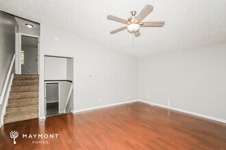 5926 Buck Rill Dr in Indianapolis, IN - Foto de edificio - Building Photo