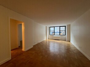 333 E 49th St in New York, NY - Building Photo - Building Photo