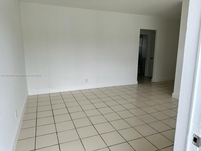 6025 Polk St in Hollywood, FL - Building Photo - Building Photo