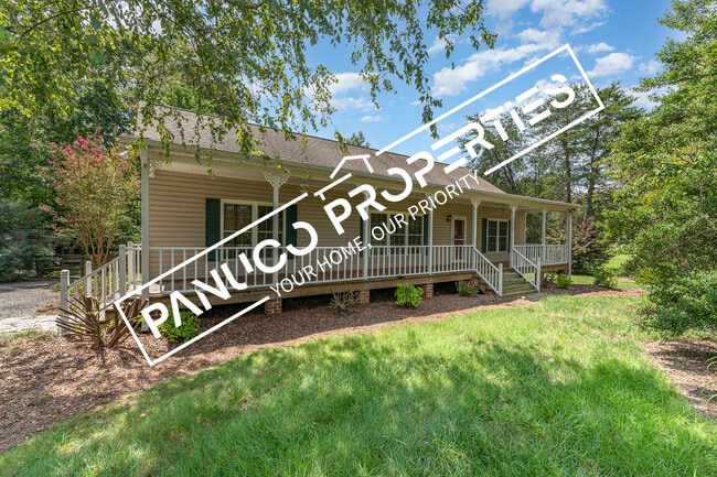 8605 Haw River Rd in Oak Ridge, NC - Building Photo - Building Photo