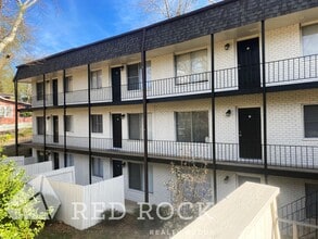 Embassy Court Apartments in Columbus, MS - Foto de edificio - Building Photo