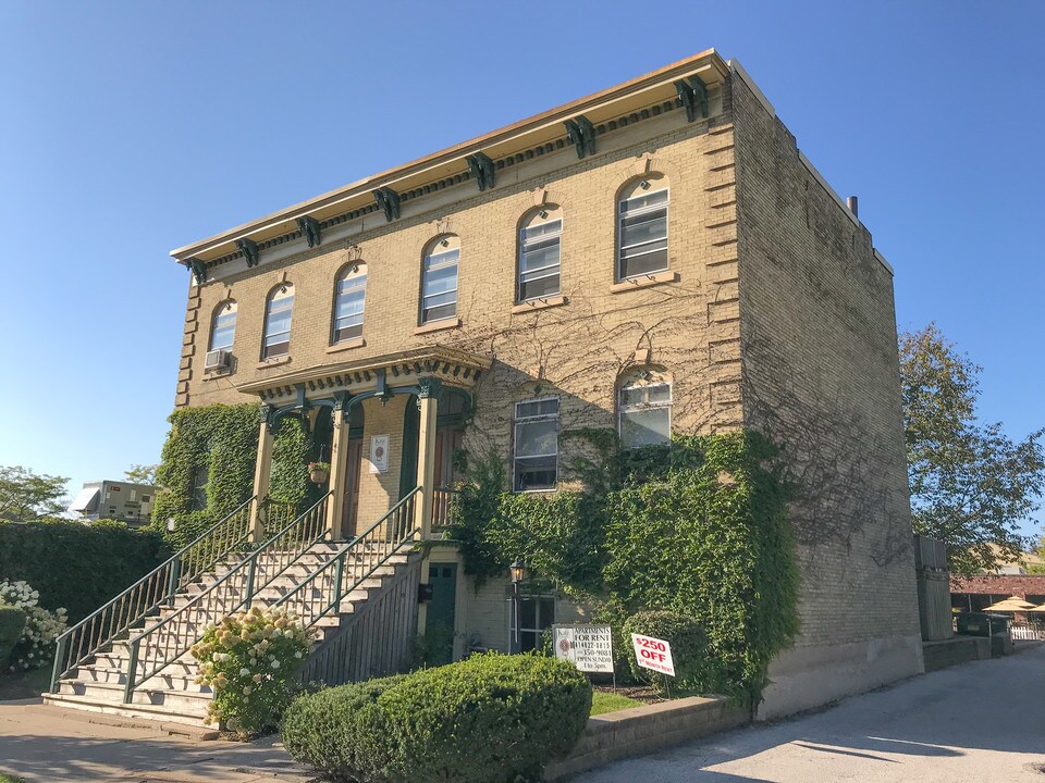706 E Juneau Ave in Milwaukee, WI - Foto de edificio