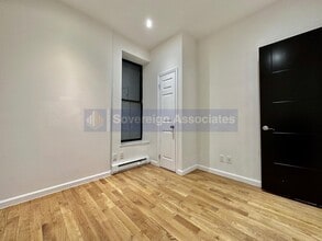 320 Manhattan Ave in New York, NY - Building Photo - Building Photo