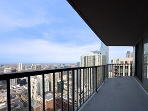 10 E Ontario St in Chicago, IL - Foto de edificio - Building Photo