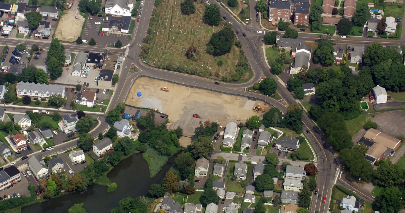 1 Cemetery St in Norwalk, CT - Building Photo