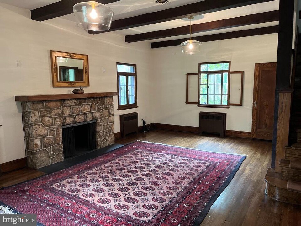 8514 Woodhaven Blvd in Bethesda, MD - Building Photo
