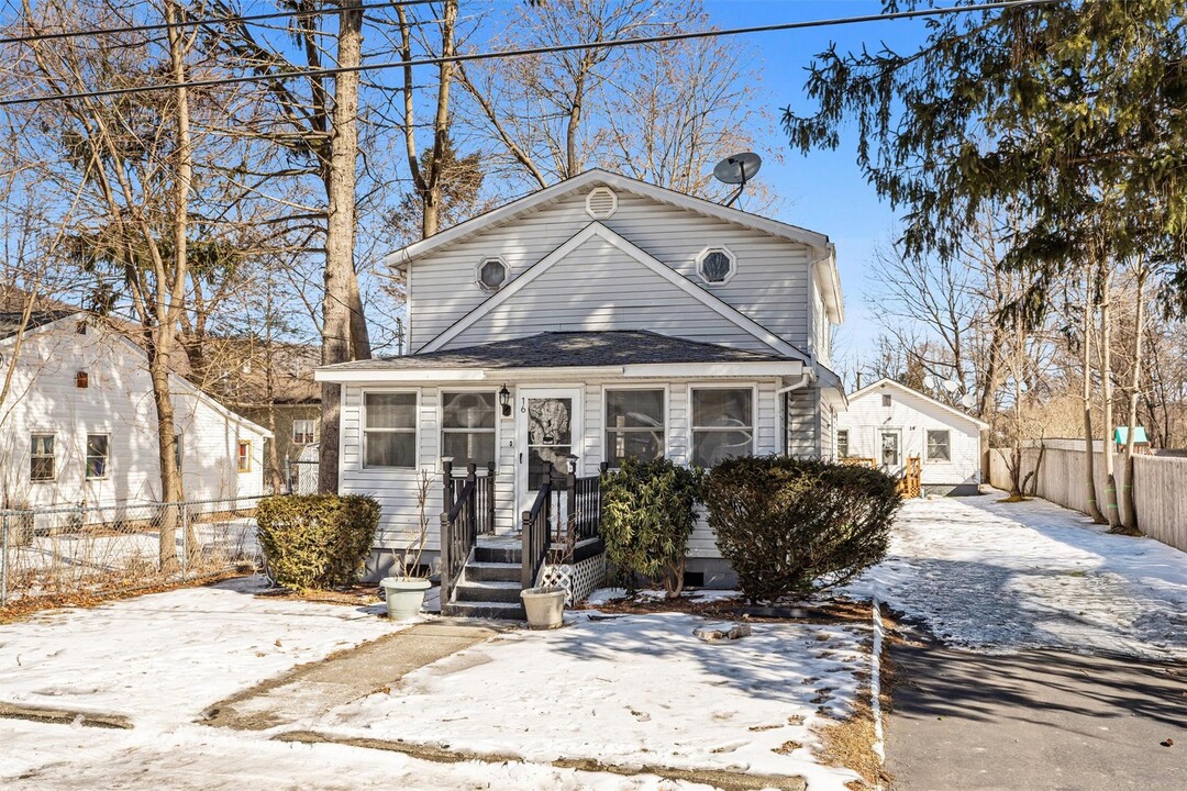 16 Walnut St in Greenwood Lake, NY - Building Photo