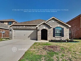 135 Magnolia Dr in Sanger, TX - Building Photo