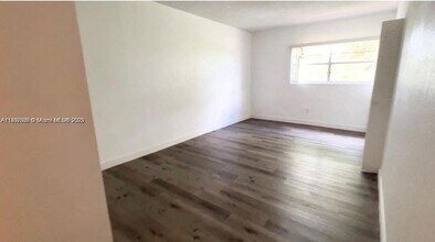 1305 W 53rd St, Unit 430 in Hialeah, FL - Building Photo - Building Photo