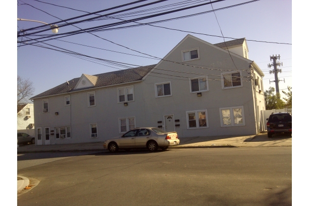 99 Nassau Ln in Island Park, NY - Building Photo