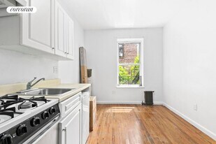 310 W 20th St in New York, NY - Building Photo