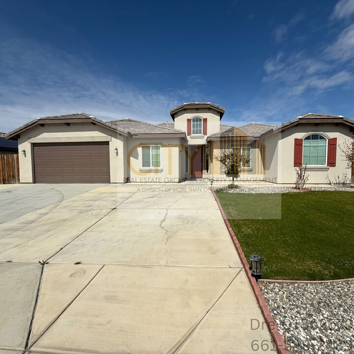 9018 Almond Creek Dr in Bakersfield, CA - Building Photo