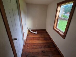 23 S Main St in Falls City, OR - Foto de edificio - Building Photo