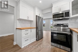 8059 Aintree Dr in Niagara Falls, ON - Building Photo - Building Photo