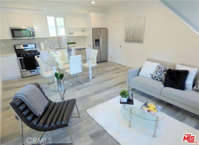 1113 Carmona Ave in Los Angeles, CA - Building Photo - Building Photo