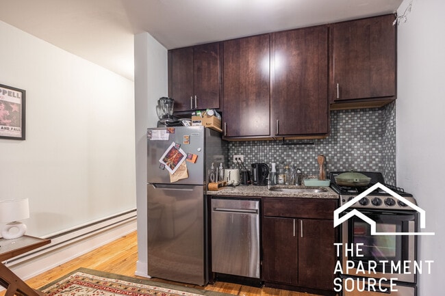 809 W Cornelia Ave, Unit 209 in Chicago, IL - Foto de edificio - Building Photo