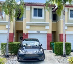 4935 SW 66th Ter in Davie, FL - Building Photo