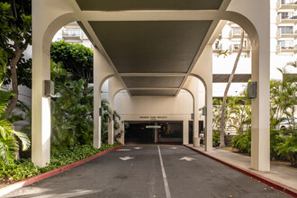 Waikiki Park Heights in Honolulu, HI - Building Photo - Building Photo