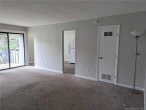 12 Cedar Ct in East Haven, CT - Building Photo - Building Photo
