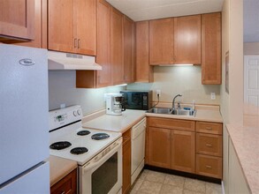 Gold Crest Apartments in Hopkins, MN - Building Photo - Building Photo