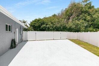 1721 SW 10th St in Boca Raton, FL - Building Photo - Building Photo