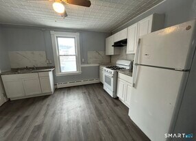 17 Congress Ave in Waterbury, CT - Building Photo