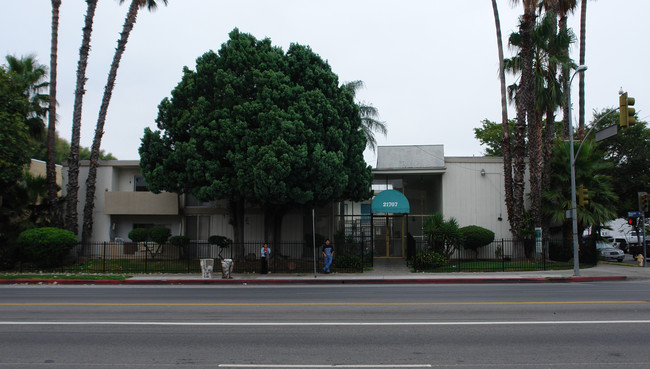 21707 Roscoe Blvd in Canoga Park, CA - Building Photo - Building Photo