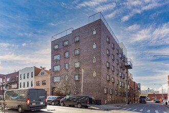 788 Kent Ave in Brooklyn, NY - Building Photo - Building Photo