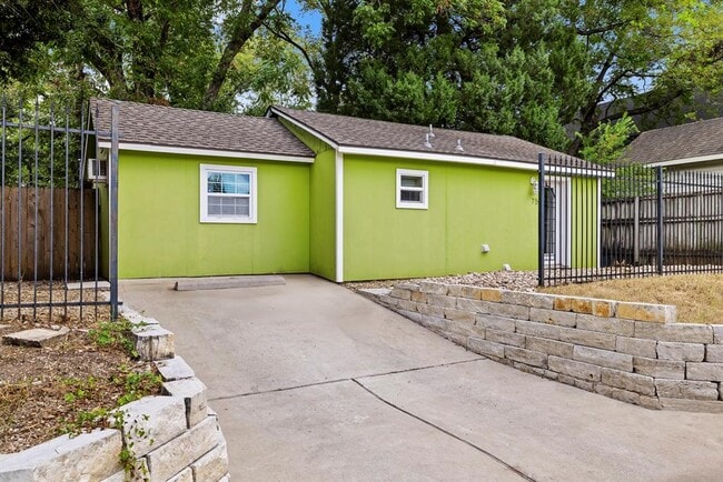 75 Pedernales St in Austin, TX - Foto de edificio - Building Photo