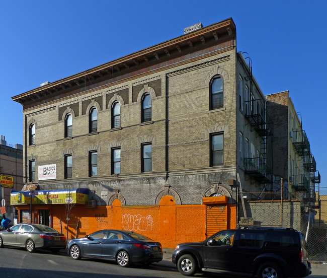 550 Wilson Ave in Brooklyn, NY - Foto de edificio - Building Photo