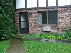 2 Branch Rd in Thomaston, CT - Building Photo